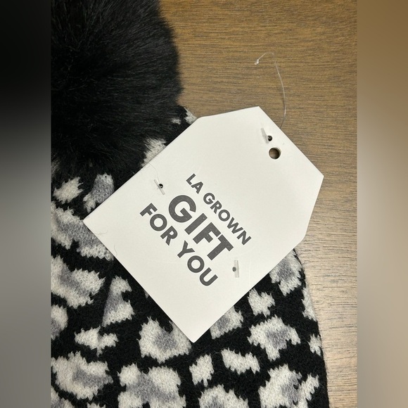 LA Grown Knit Pom-Pom Beanie Hat Animal Print White Black One Size (0336) - Picture 5 of 9